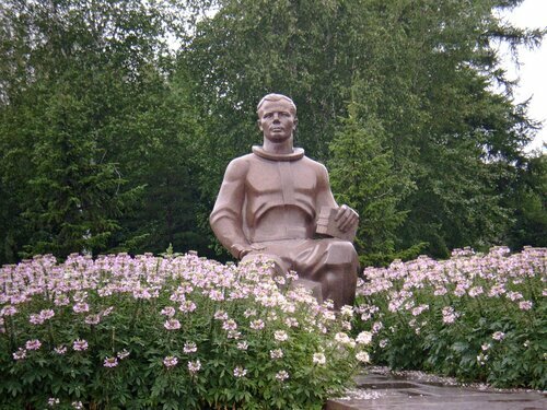 памятник гагарину в комсомольске на амуре фото