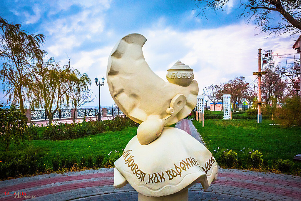 памятник варенику в ейске фото