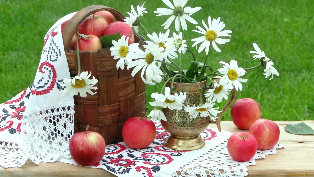 Обряды с яблоком