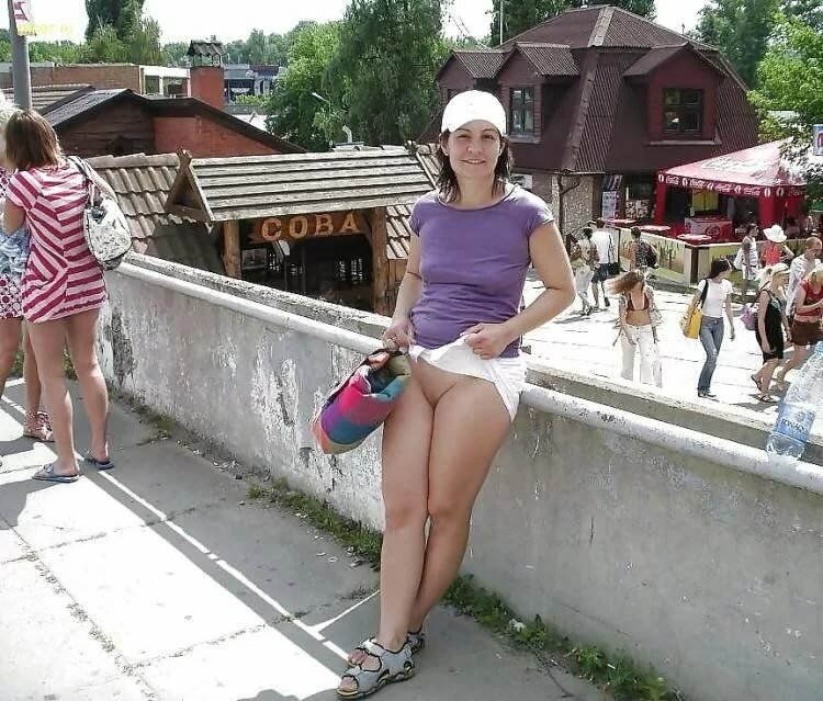 zhena-na-ulitse-bez-trusikov-foto