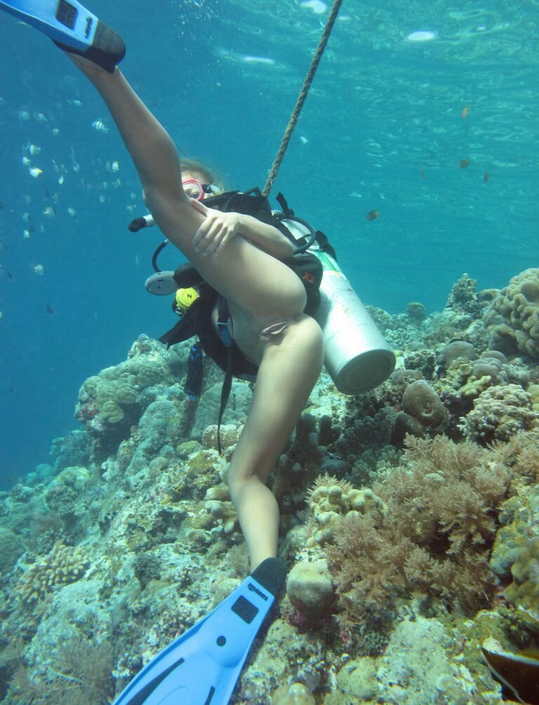 women-diving-nude