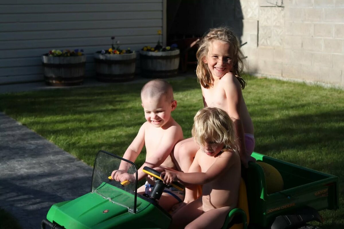 naked-family-ru-naked-woman-upclose