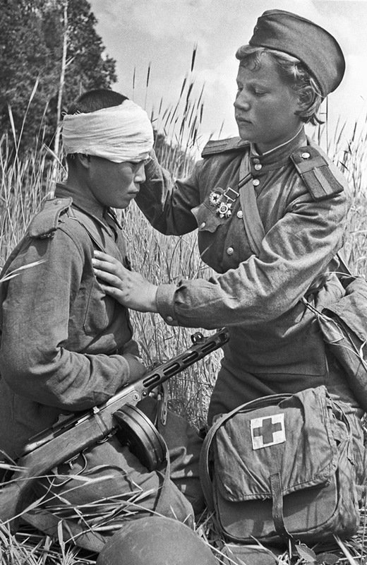 советский солдат перевязывает немца 1945 фото