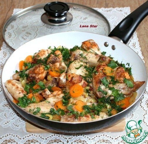 курица с овощами на сковороде фото