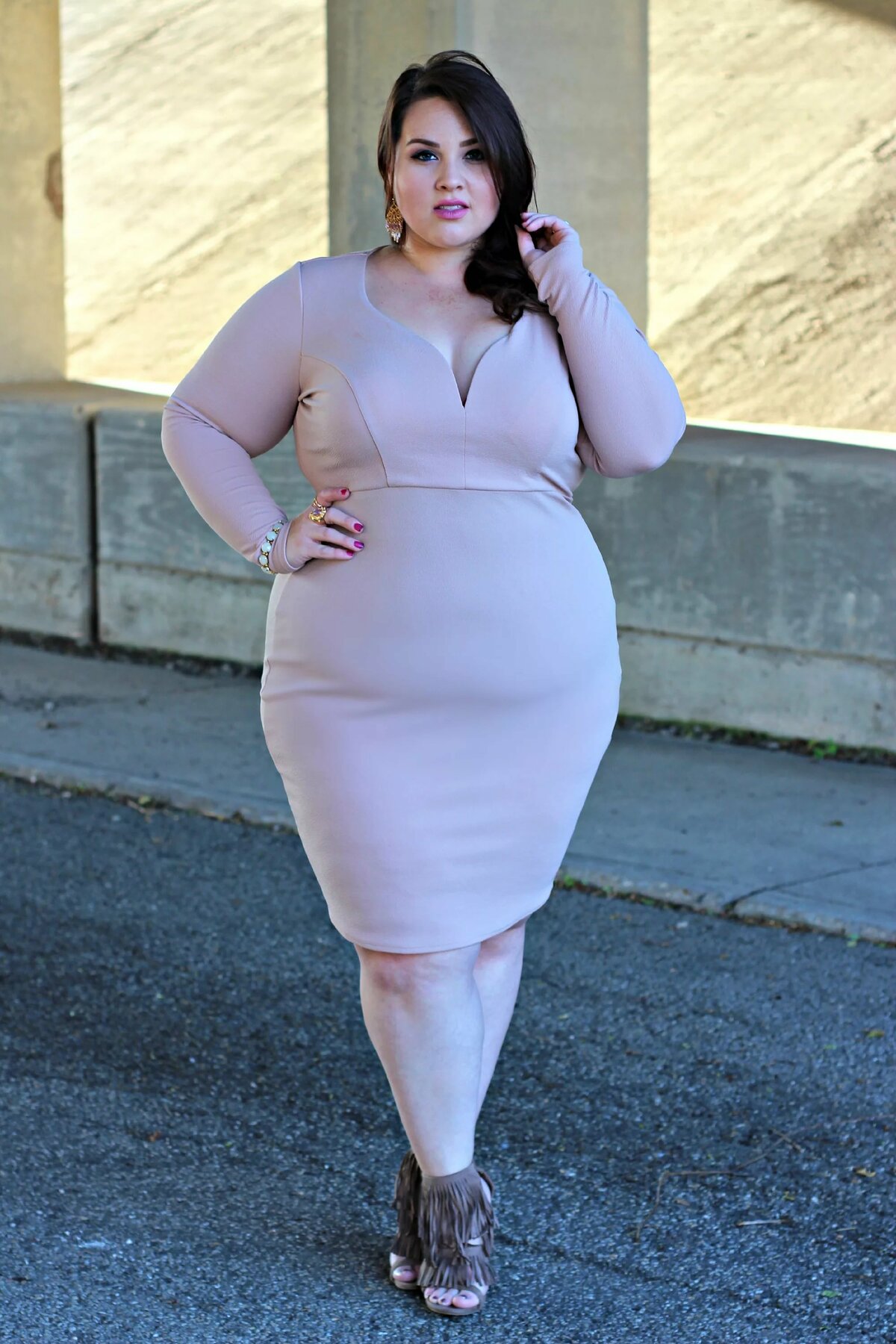 tolstushka-v-obtyagivayushey-odezhde