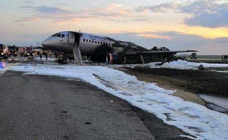 катастрофа ssj 100 в шереметьево фото
