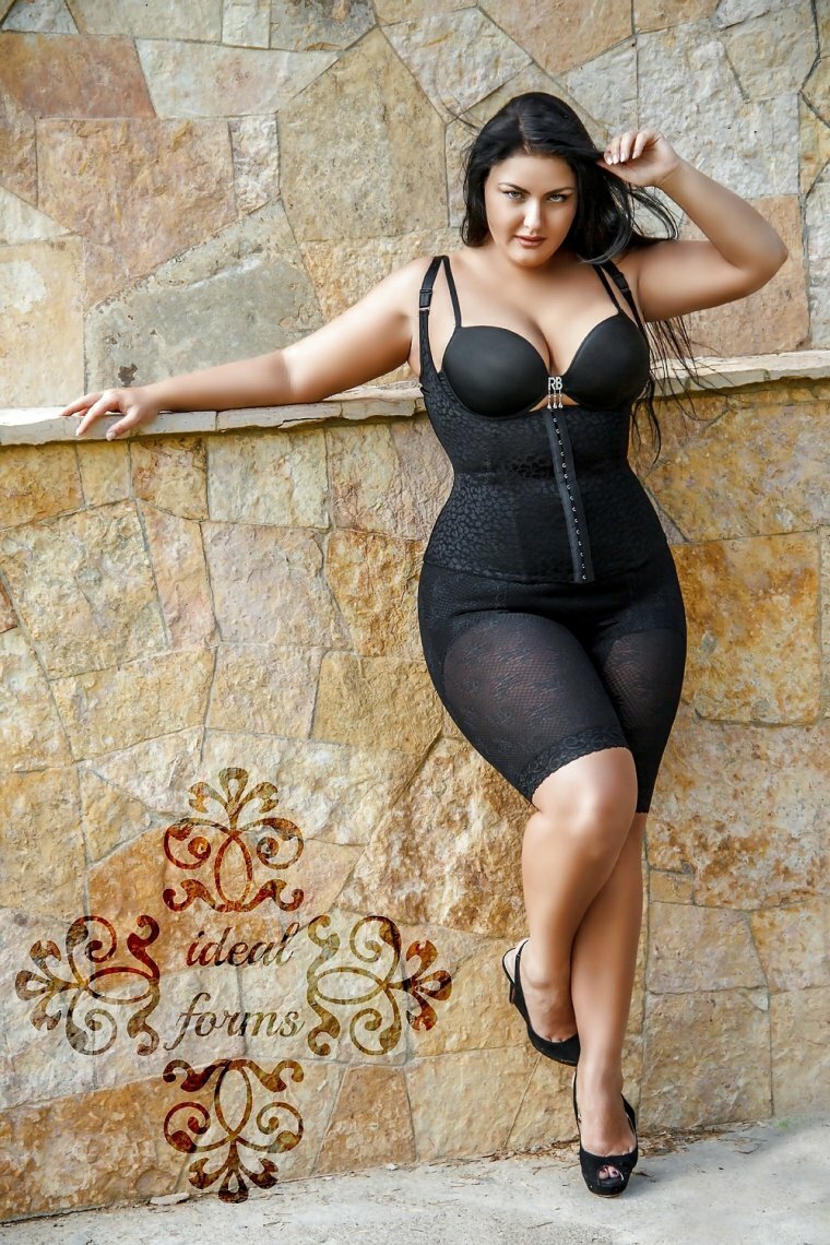 sochnie-dami-pishnie-zhenshini-foto-porno-sunul-ruku-v-trusi