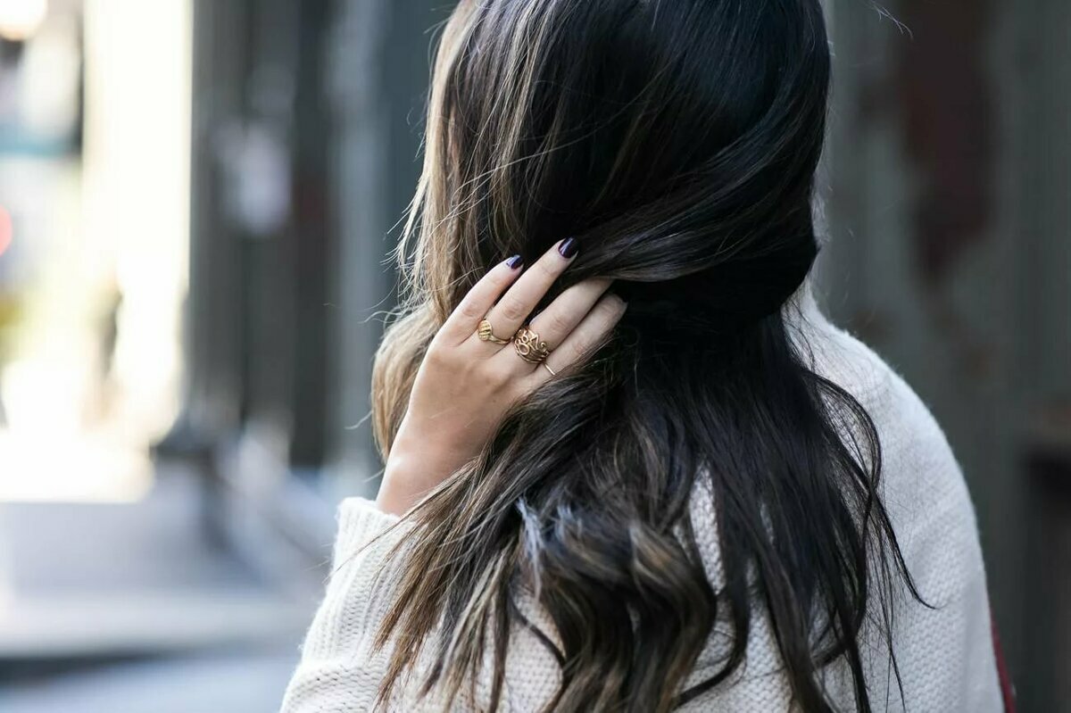 Картинки девочка брюнетка спиной