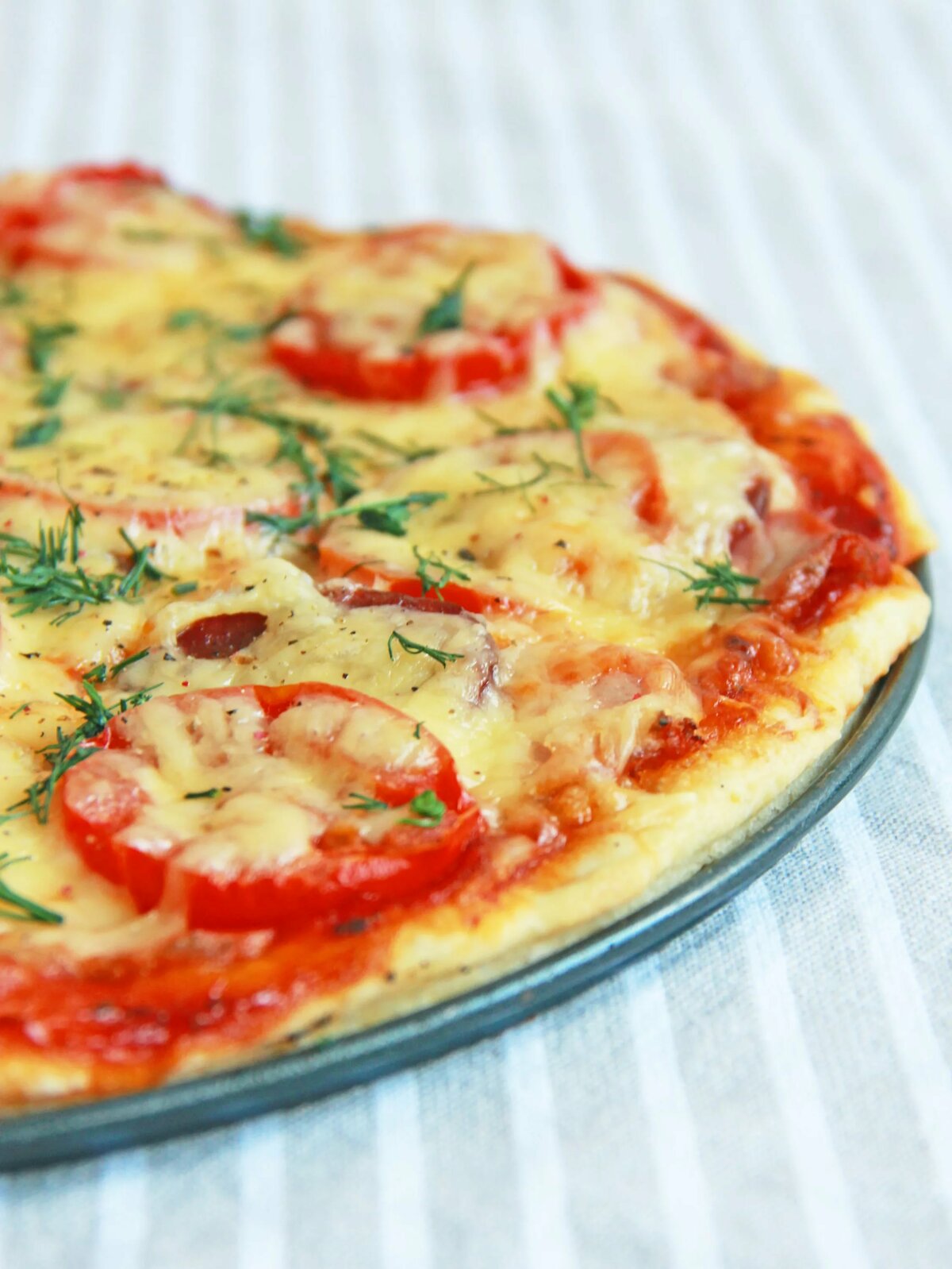 рецепты пиццы с колбасой и помидорами начинка фото 106