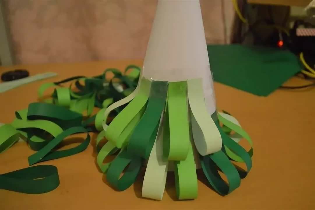 елка из бумажных полосок фото