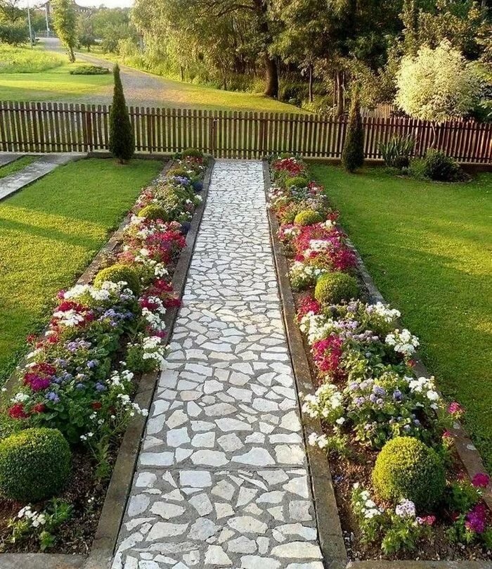 клумбы вдоль дорожек фото
