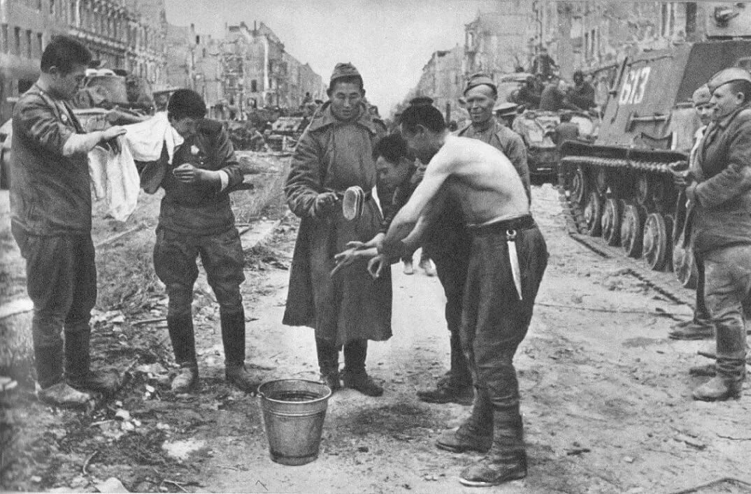 немецкие солдаты в берлине 1945 фото