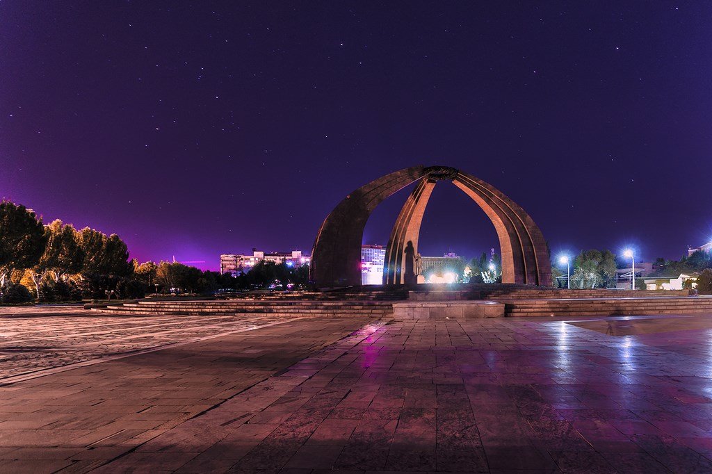 Бишкек, являясь центром международного туризма в Кыргызстане, часто служит перевалочным пунктом и местом отдыха на пути к озеру Иссык-Куль или горам Тянь-Шаня и в то же время может предложить туристам большое количество достопримечательностей.