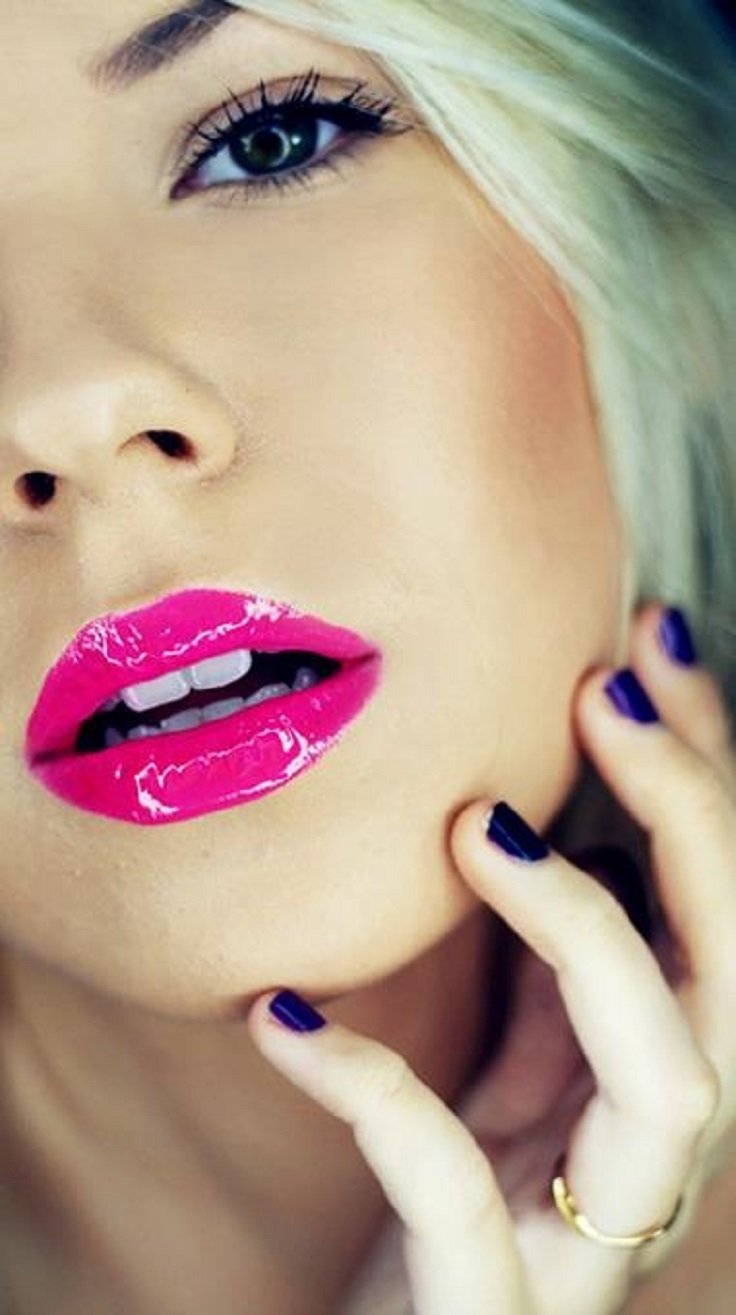 klip-s-devushkoy-s-nakrashennimi-rozovimi-gubami