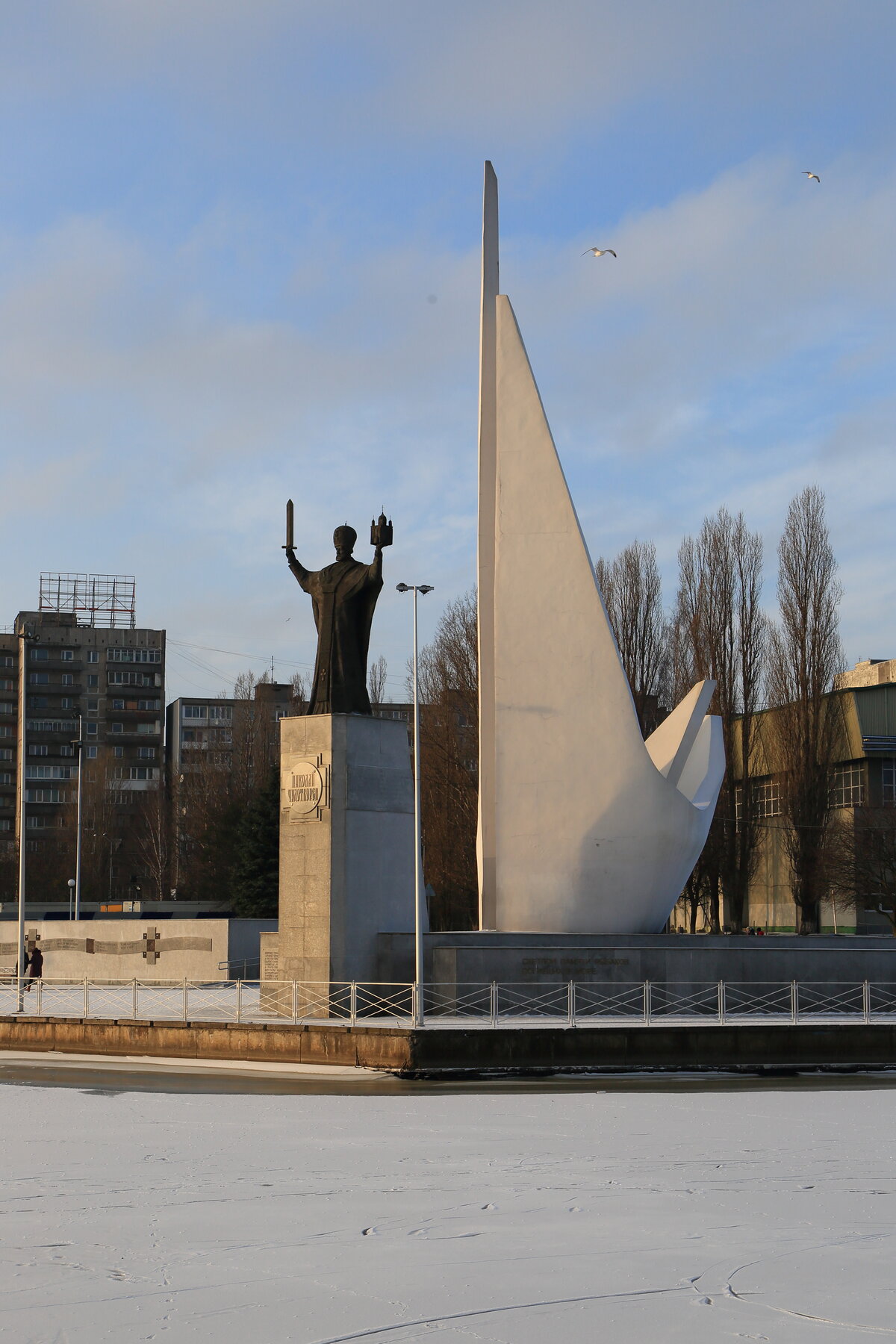 памятник рыбакам и памятник николаю чудотворцу в калининграде фото