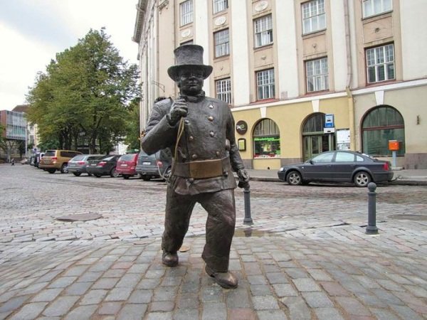 памятник трубочисту в таллине фото