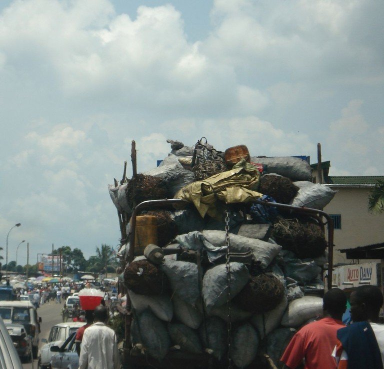 libanan waste in city фото