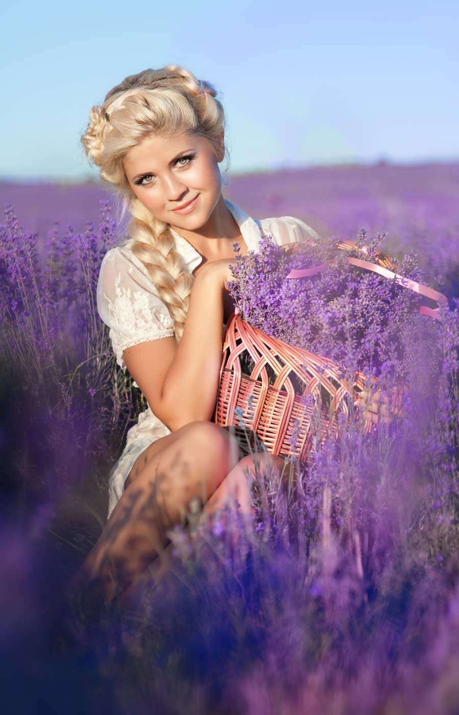 девушка в лавандовом поле фото