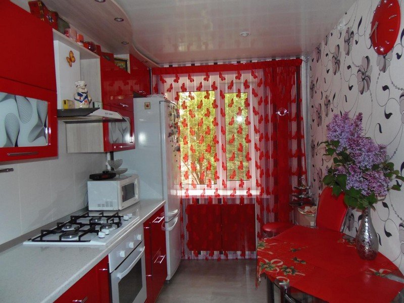 красно белые шторы на кухню фото
