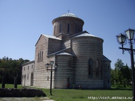 Патриарший собор в Пицунде фото