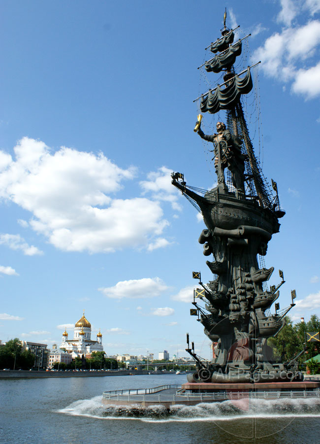 памятники петру 1 в москве фото