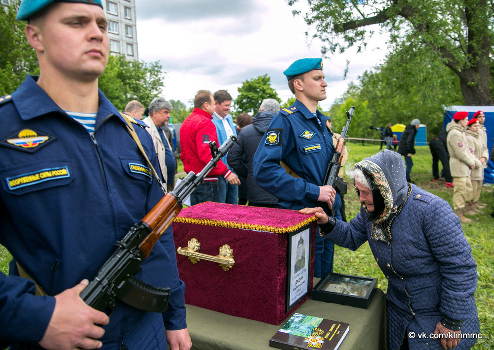 Сегодня в Репинском овраге Коломны состоялась военно-историческая реконструкция «Лето 1941 года». Силами военно-исторических клубов Коломны, Московской, Рязанской, Калужской и Орловской областей был воспроизведен один из эпизодов начала Великой Отечественной войны – пограничный бой на западной границе. Именно здесь, на западной пограничной полосе, 76 лет назад, 22 июня 1941 года, разорвались первые немецкие снаряды и бомбы. И здесь фашисты впервые узнали, что такое советская стойкость и советское мужество. Одной из первых приняла на себя удар фашистских войск Брестская крепость. Известно, что в рядах защитников героической цитадели были и коломенцы. Оборону крепости вместе с комиссаром Фоминым возглавлял наш земляк – в прошлом кузнец Коломенского завода капитан Иван Николаевич Зубачев. Там же в крепости геройски сражались и погибли коломенцы – рядовой Тимофей Илларионович Городбин и сержант Сергей Емельянович Аксенов. Бессмертному подвигу наших земляков, а также всех солдат