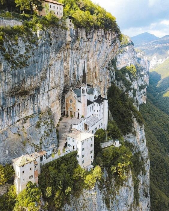 santuario madonna della corona, италия фото