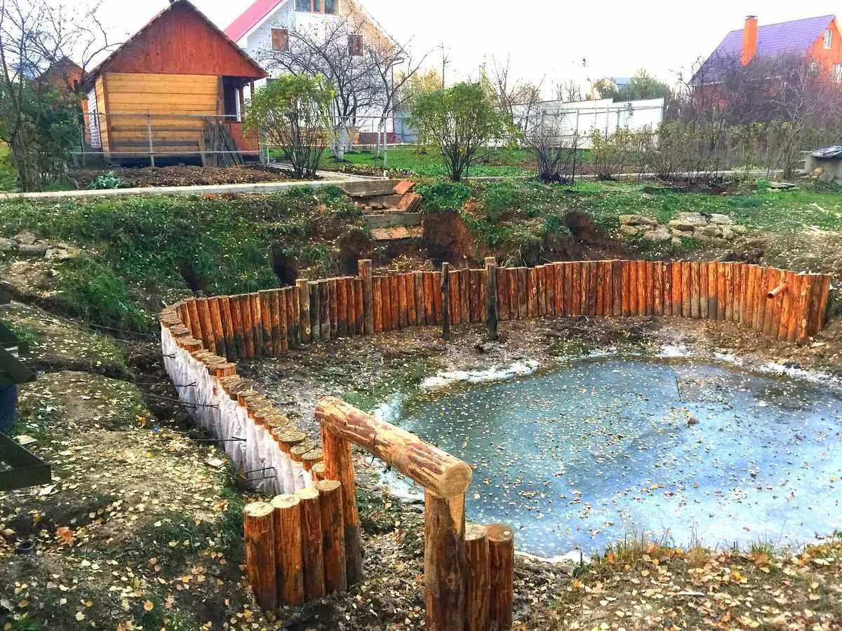 укрепление берега пруда лиственницей на даче фото
