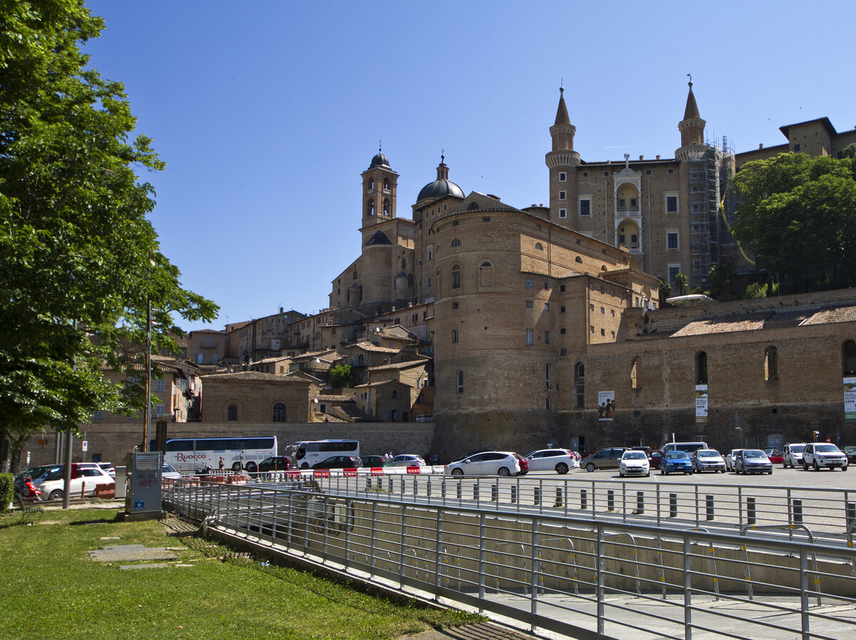 ���������� ������ ������ ���������� �� Piazza Mercatale ��� �������� �������. ���� ��������� ������������� �������� � ����� �� ���� ��������, ���� �� ������������� �� ������.�������� ������� ������ ���, ��� ������ ����������� �������� ��� �� ������������� ����� � ����� ����� ������� ��������� �������� ����������������������. � ����� ����� ��� ���������� �������� �������� �� ���������� ����� � ����� � �����. �������� �� �������� ��������.������? ����� �������� ����� � �������������� ������� � ������� ��������������! ����� ����� ����, ����� �� ���������, ��������� ���������� �����. Ÿ ����� ������������� 2,5 ��, �� ������� ��������� 13 ����� � 14 ���������. ��, ��������, �������� �������� �� ������� ���� � ����� � ��������, ��� ��&nbsp;������� ��� ������� ��� ������. ���� � ���, ��� ������� ����� ����� � ��� �� ����� ��������������� ����������, � ������ ���������� �������, ������� ������������ �� 300 �������.� ���� ���������� ����� ����� ������� ������� �����, ����������� ��� ����� ��������� � ���������. ��� �� ������� �����! ������ ���������� �������� �����, �� ������� ������ � ����� ��� ����� ����� ���������������� ����������� �� ������. ������� ��� ��� ����������� ���� ��� ���, ���� ������ ����� ������. �� ������ �������� XIX ���� ������ ����� ��������� ����� �����, ��������� ������� � ����������� ������.������, ������ �� �����-����� ��������� ������� ���. ����, ��� ����� ����� ����� � ������ ������ � ���������������������.� ������ ��������� ������ ��� ����. �������������� ������ � ����� �������� ��������� �� ����� � ���� ������� ������ � ������ ���������� ����������� ������. ������� �������� �������, ��� ���� ���� �� ��� �������, ������ �� ������ �� ����� ��������.������ ���������� ����� ����� ������. ������ ���������� � ��������� �����? ��� �&nbsp;������������ ����� ������.������ ����� �������� ������ � ���������� �����, �� ��� ��� � ��� �����, ��� ��������� ����� �� �����. ����������� �������� ����� ����� ����� � �� ����������� ������� ������� ������. ���...