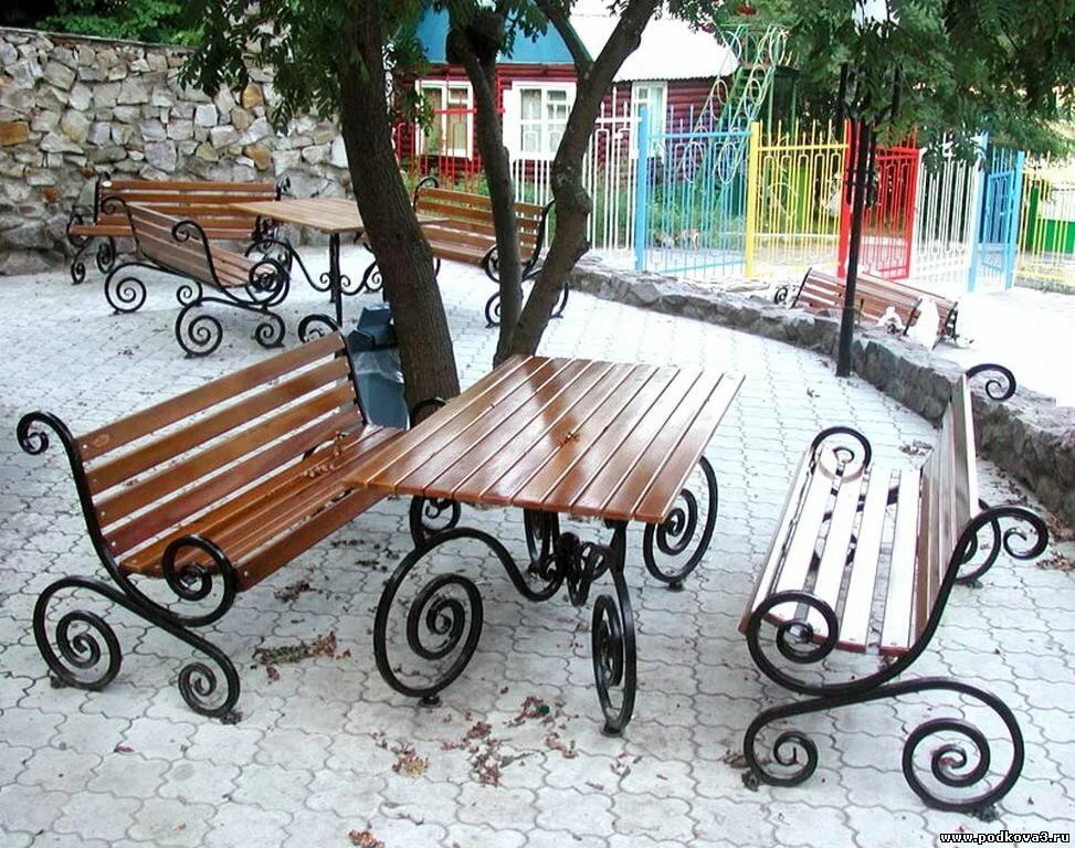 скамейка во дворе фото