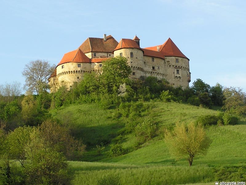 замок бургхаузен германия фото