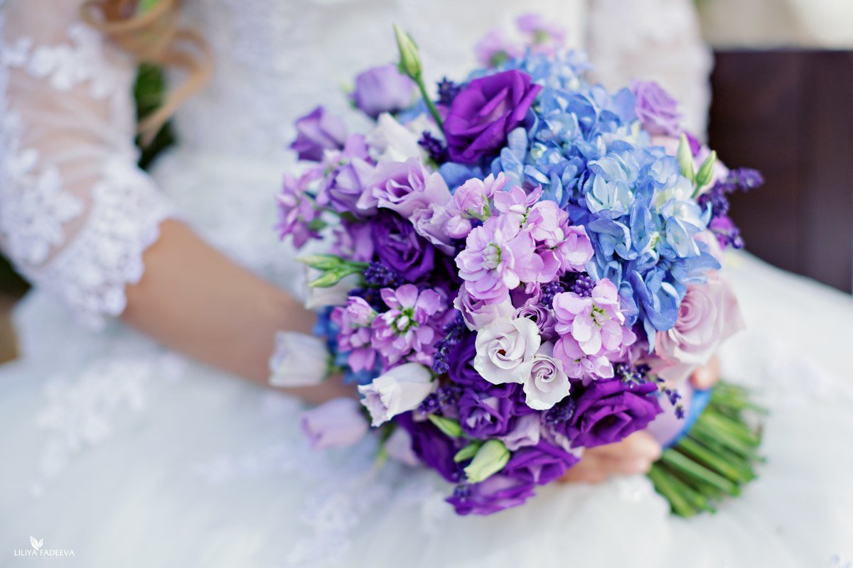 Фиолетовый букет из эустомы, с лавандой, сиреневыми розами и голубой гортензией.
