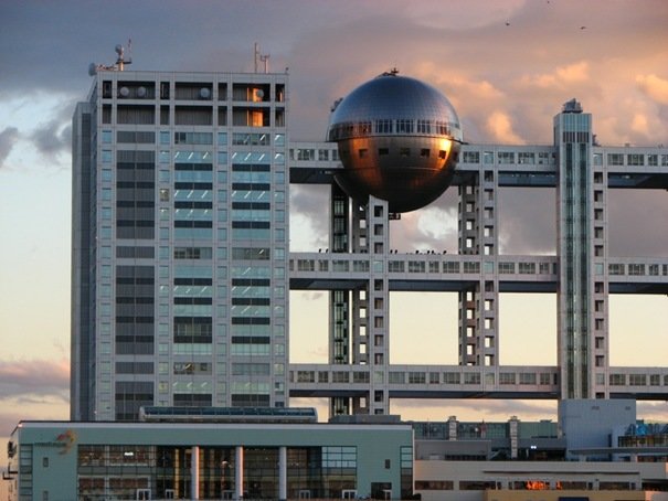 здание компании фуджи-тв fuji television токио япония фото
