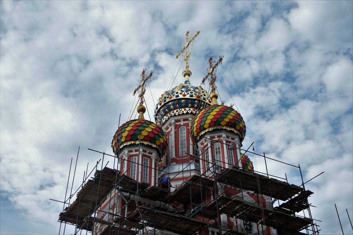 строгановская церковь в нижнем новгороде. купола фото