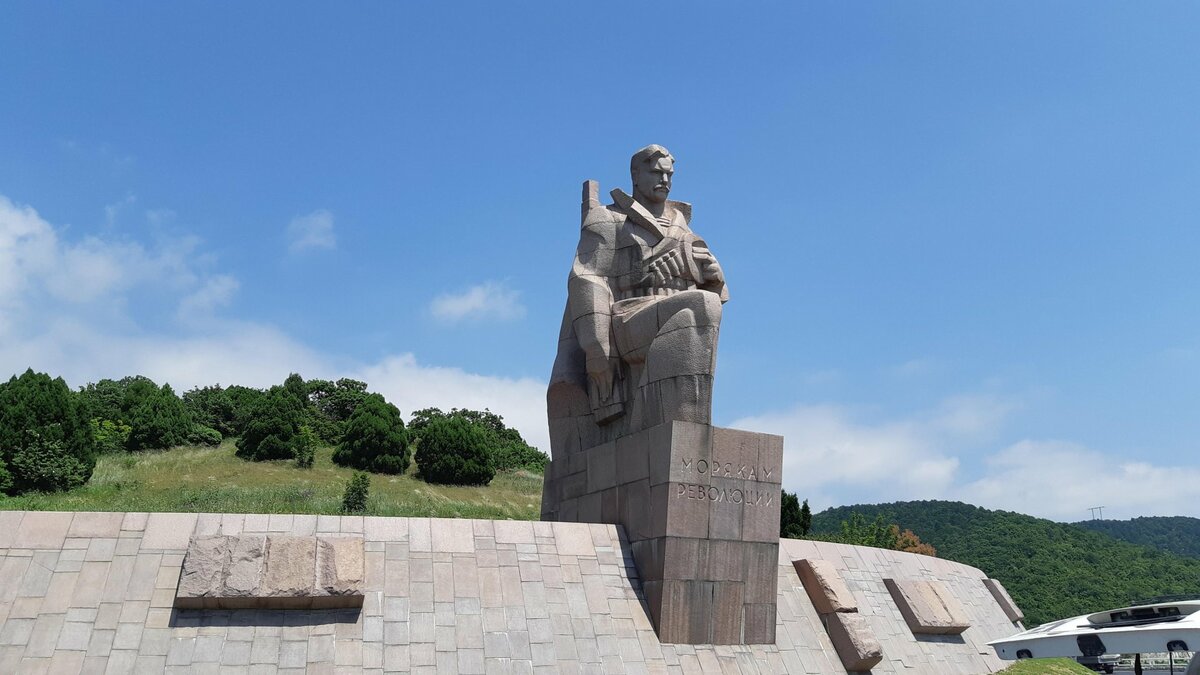 памятник морякам революции в новороссийске фото