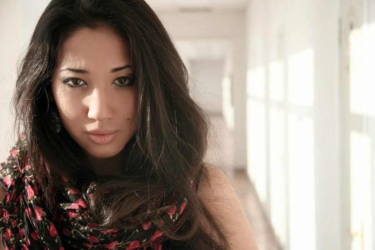 Картинка девушки казашки с шляпой