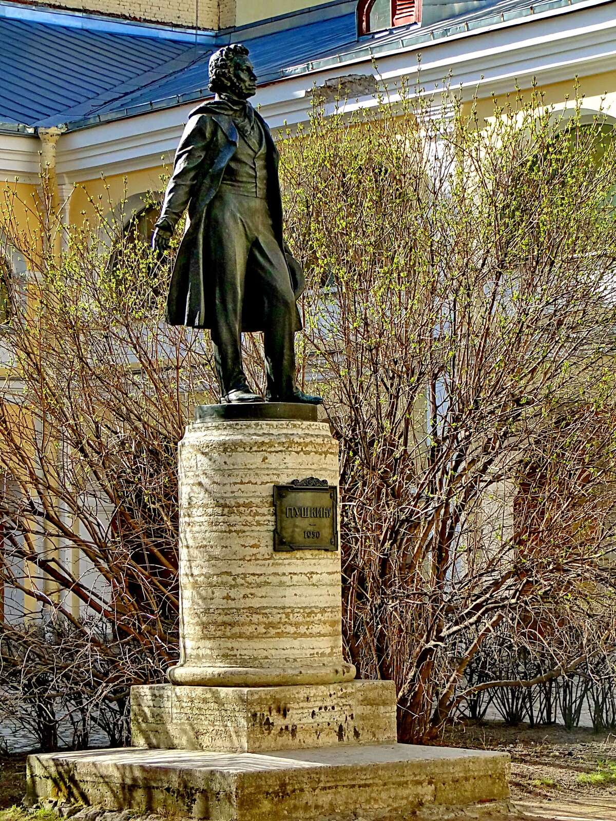 памятник пушкину на мойке 12 фото