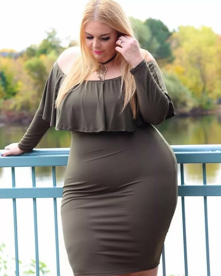 tolstushka-v-obtyagivayushey-odezhde-devushki-s-pirsingom-polovih-gub-foto