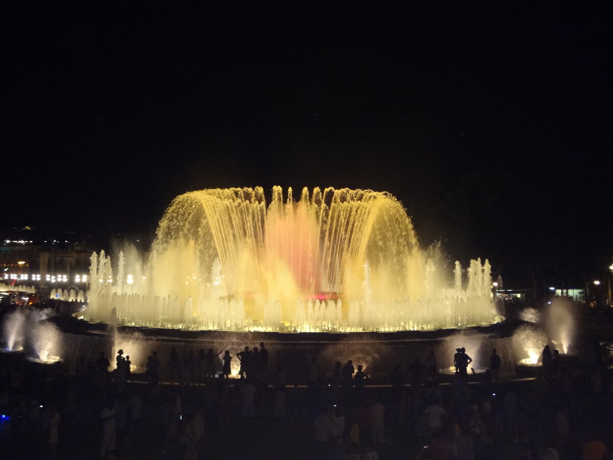 фонтан монжуик в барселоне фото