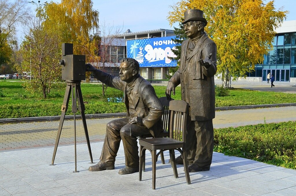 памятник братьям люмьер в екатеринбурге фото