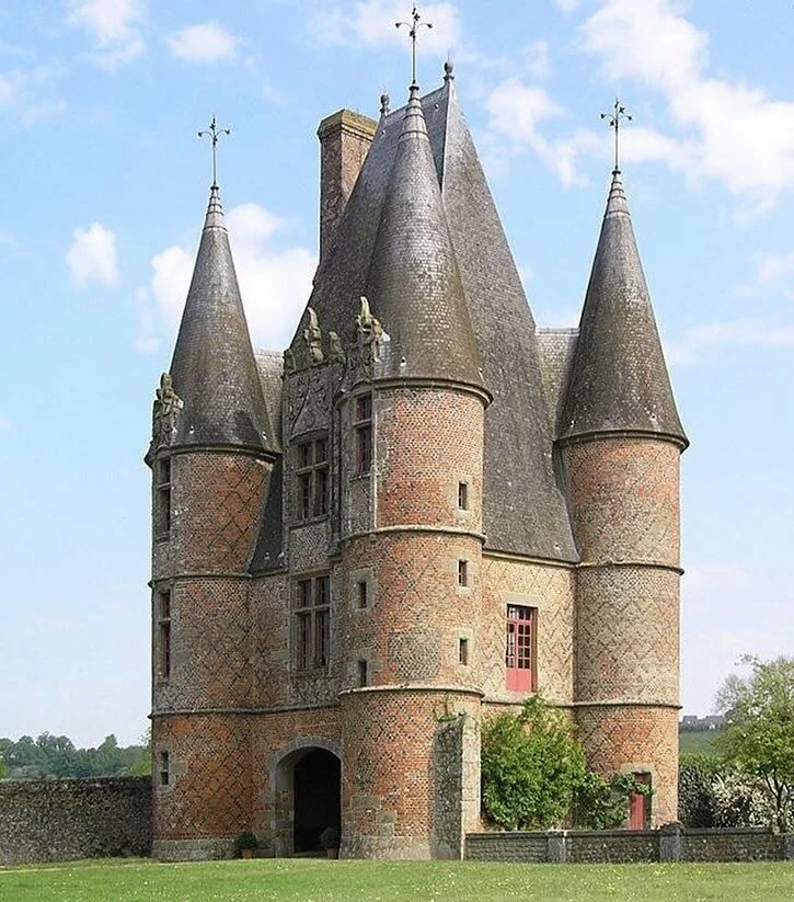castle of carrouges фото
