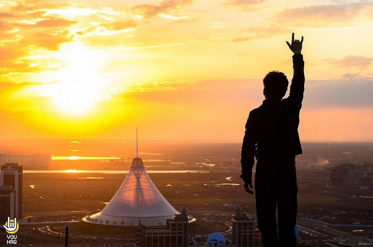 Фото человека на крыше закат