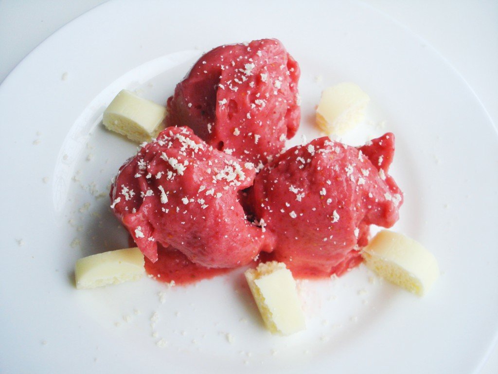 мороженое из клубники замороженной и сгущенки фото