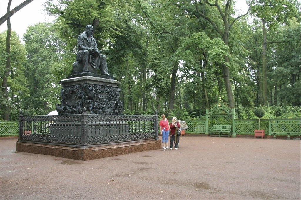 памятник крылову в санкт петербурге в летнем саду фото