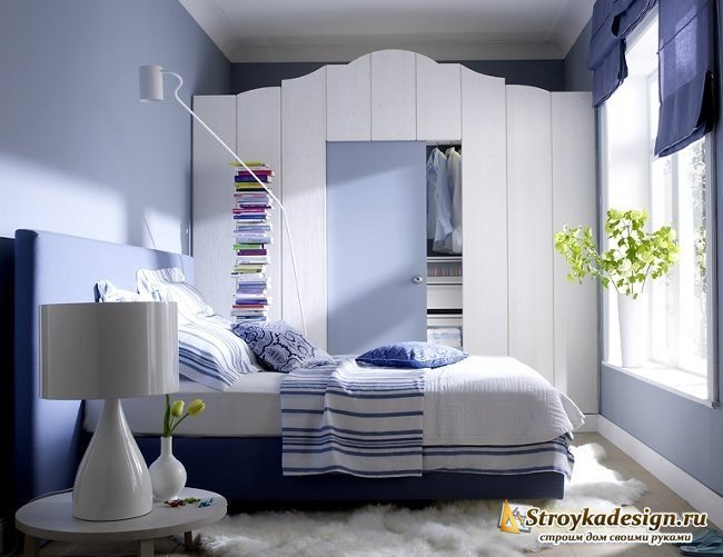 Фиолетовая спальня с интересным шкафом. Современный стиль