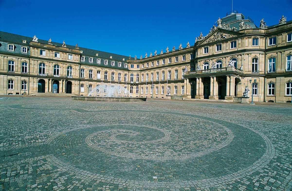 внутренний двор лувра фото