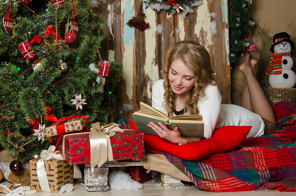 Подружка сама легла под елочку в качестве новогоднего подарка