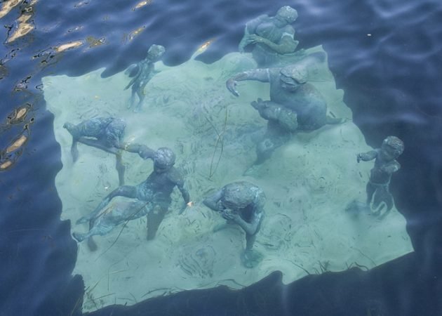подводная скульптура «водяной и семеро сыновей» фото