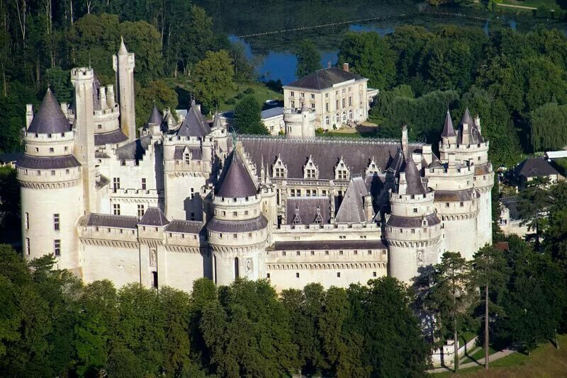 замок пьерфон франция фото