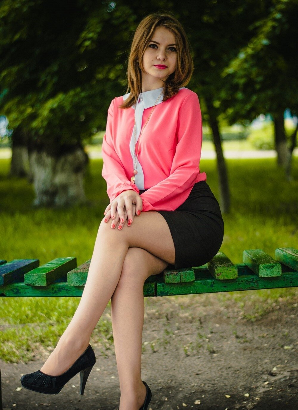 молодая девушка в короткой юбке фото